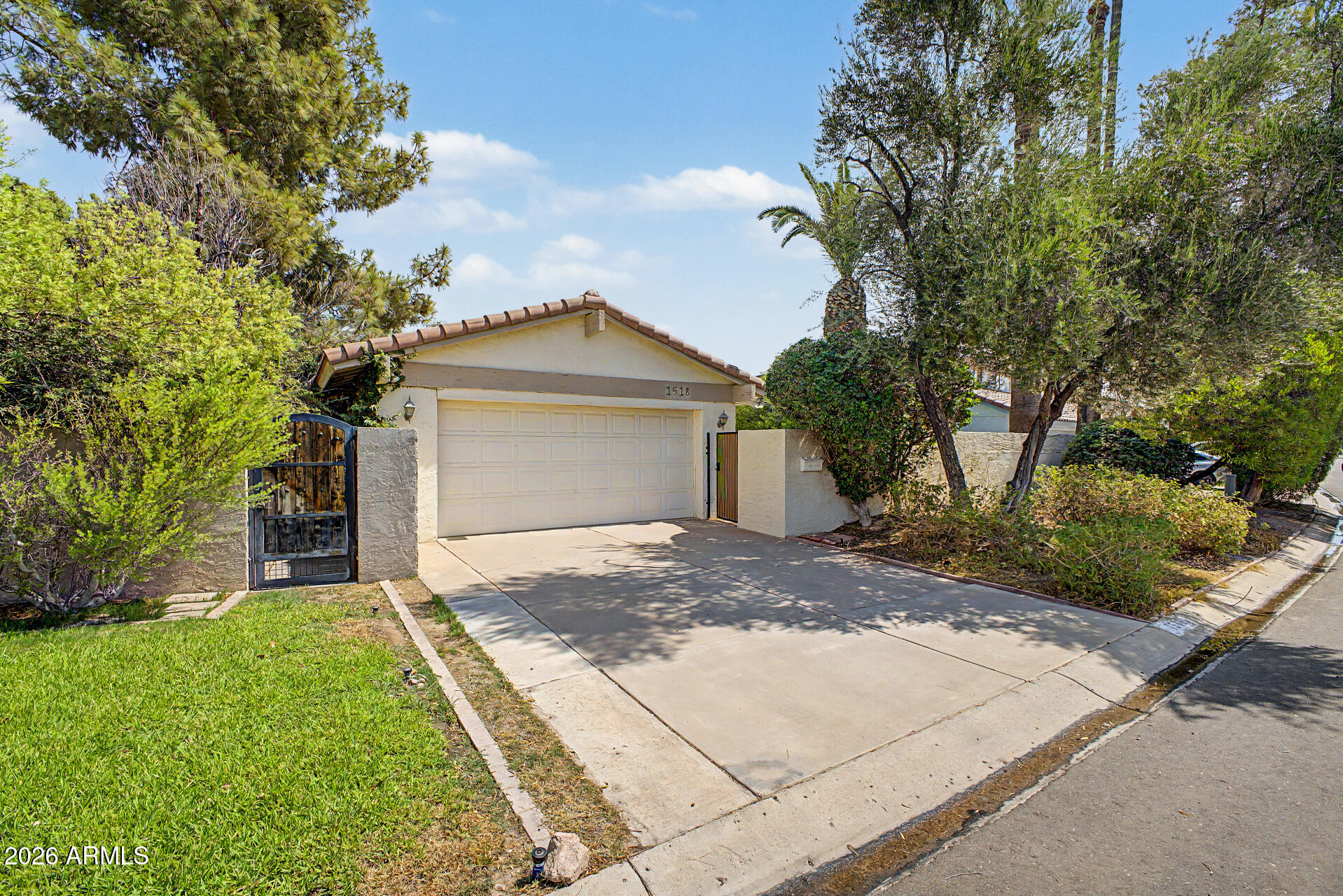 1518 E NORTHSHORE Drive