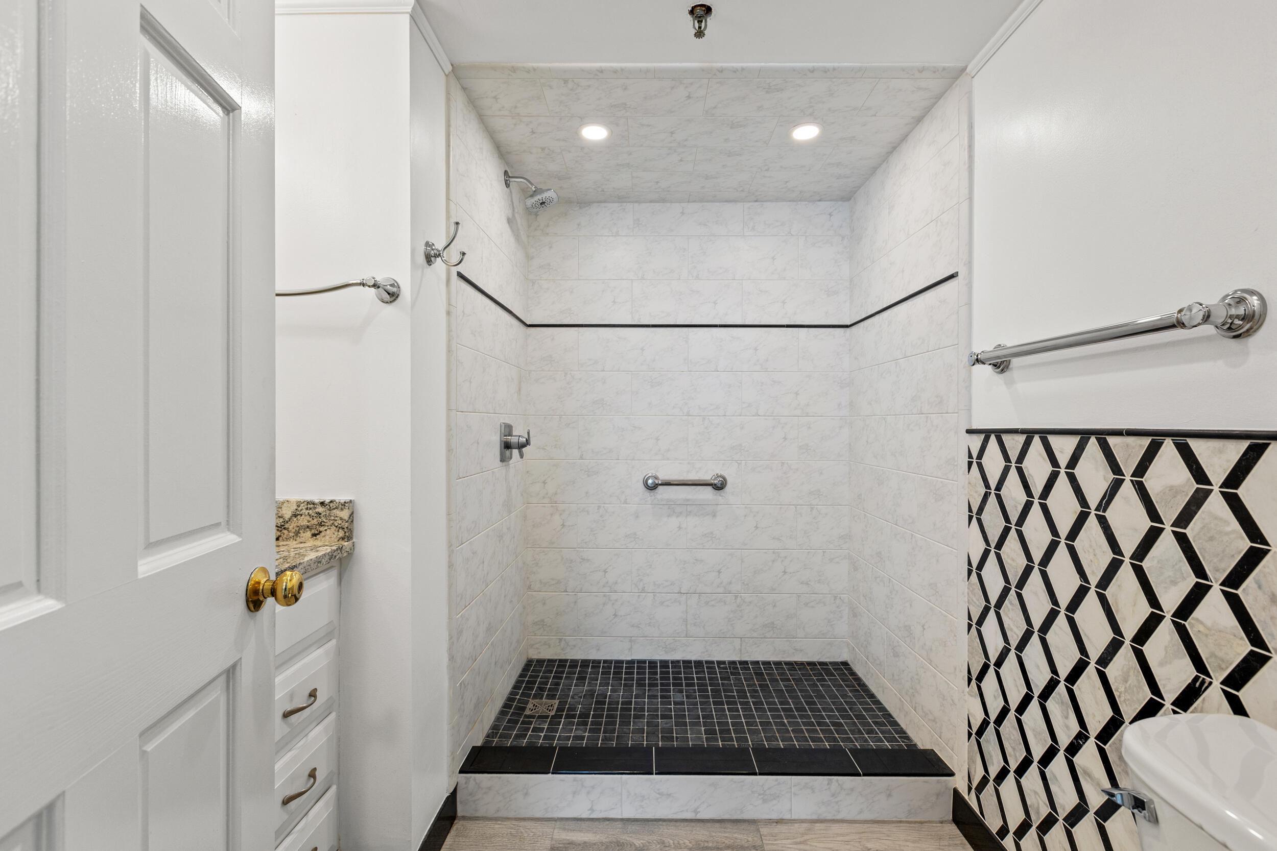 355 South Broadway, 204
