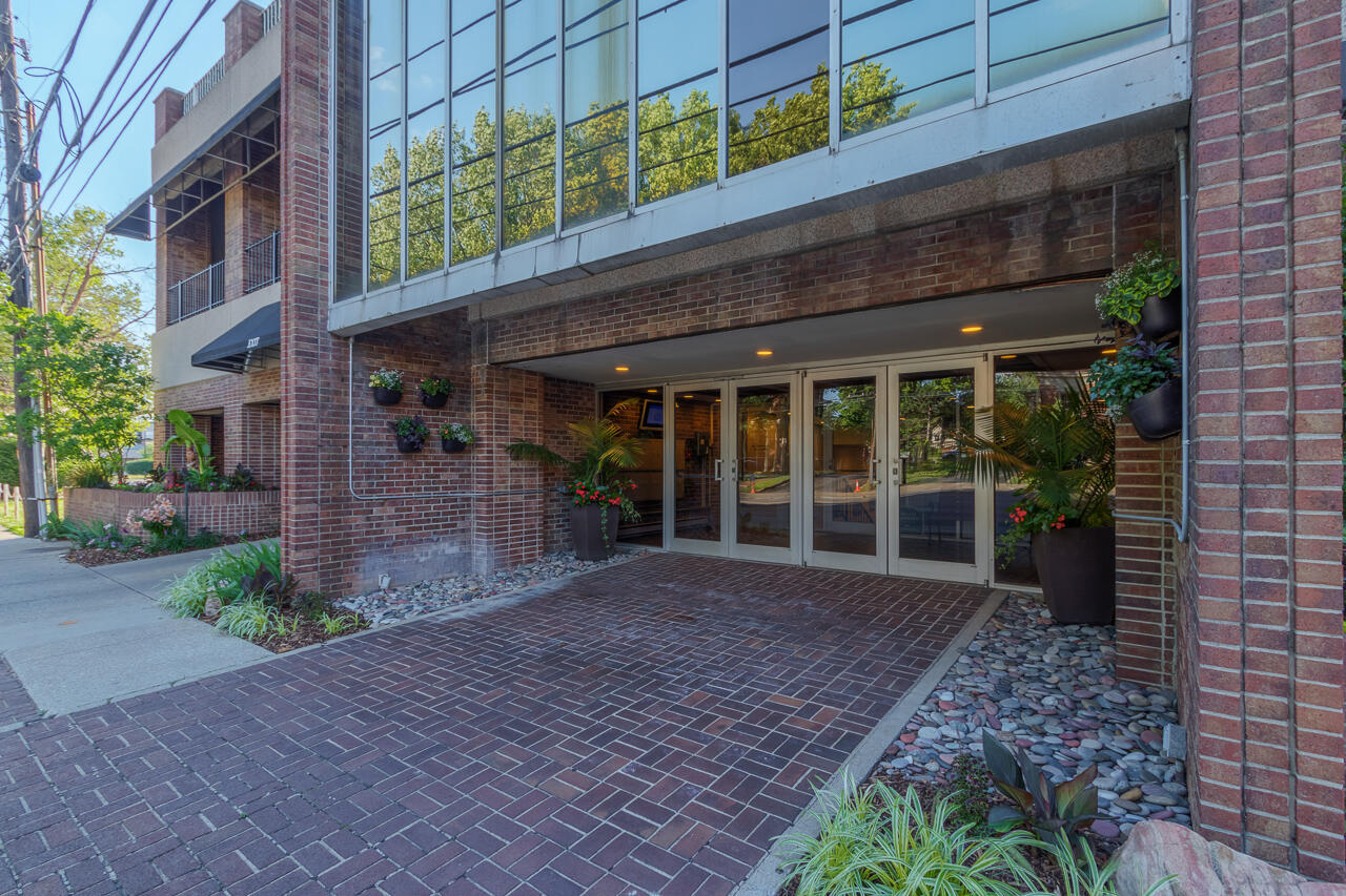 355 South Broadway, 204