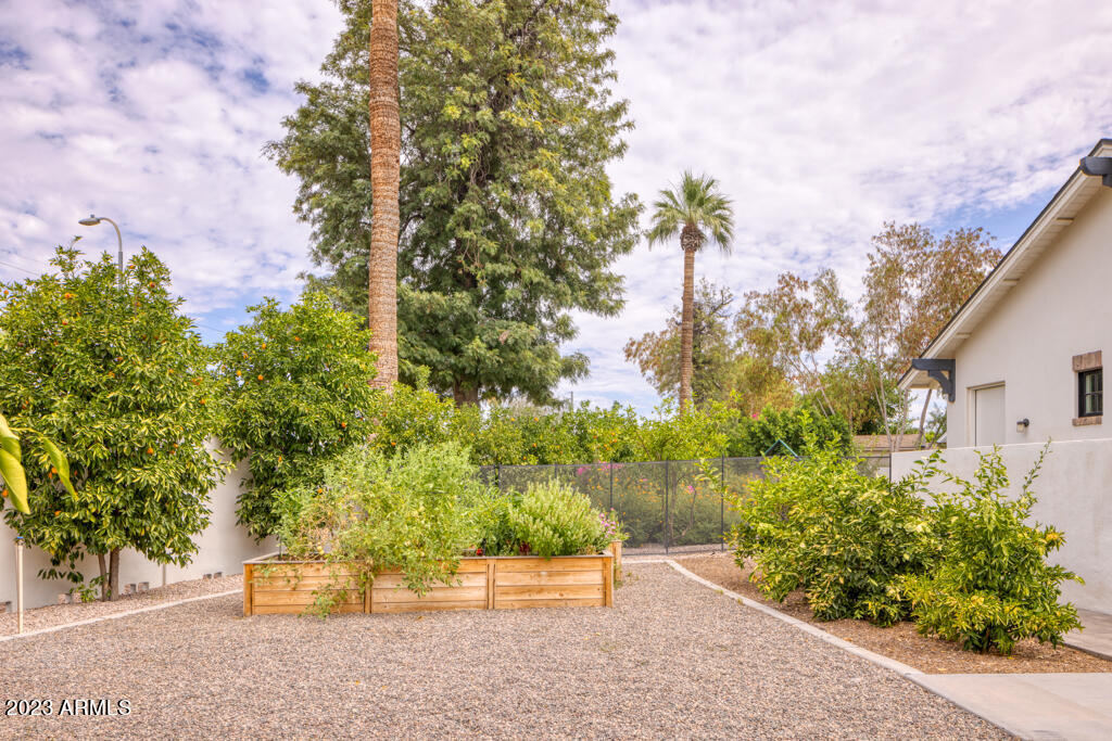 4809 E FLOWER Street