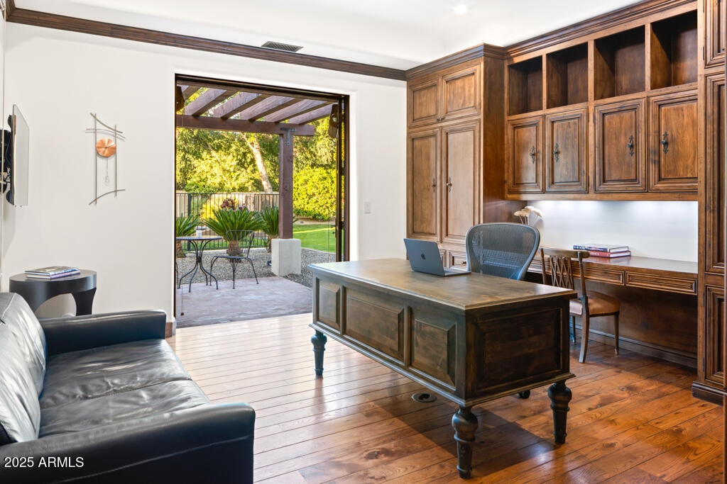 8243 N MOCKINGBIRD Lane