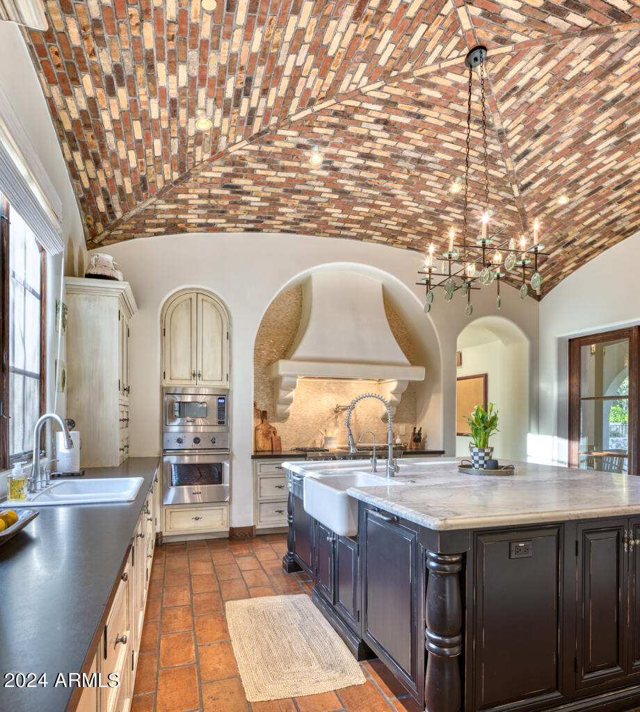 8243 N MOCKINGBIRD Lane