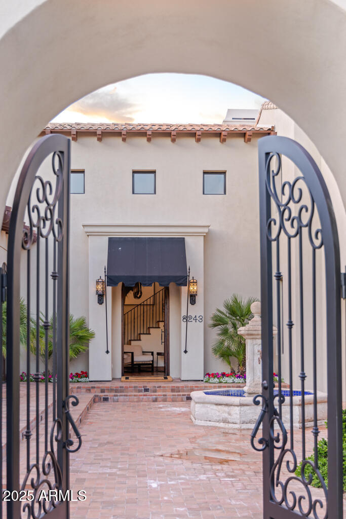 8243 N MOCKINGBIRD Lane