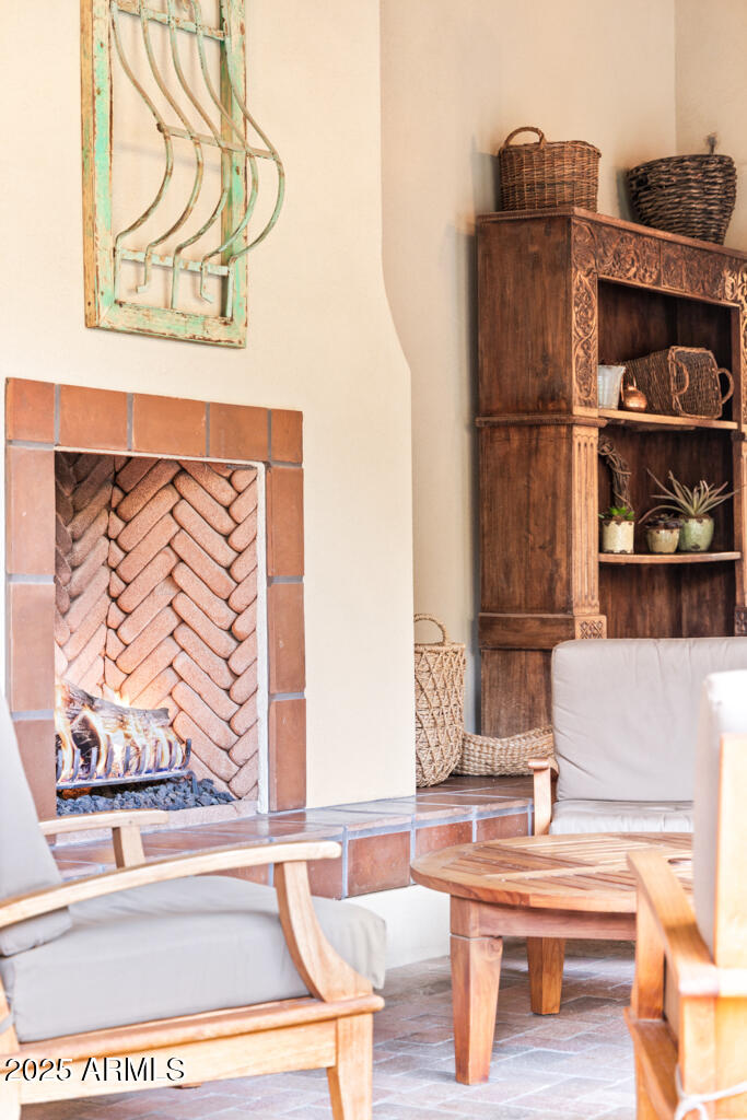 8243 N MOCKINGBIRD Lane