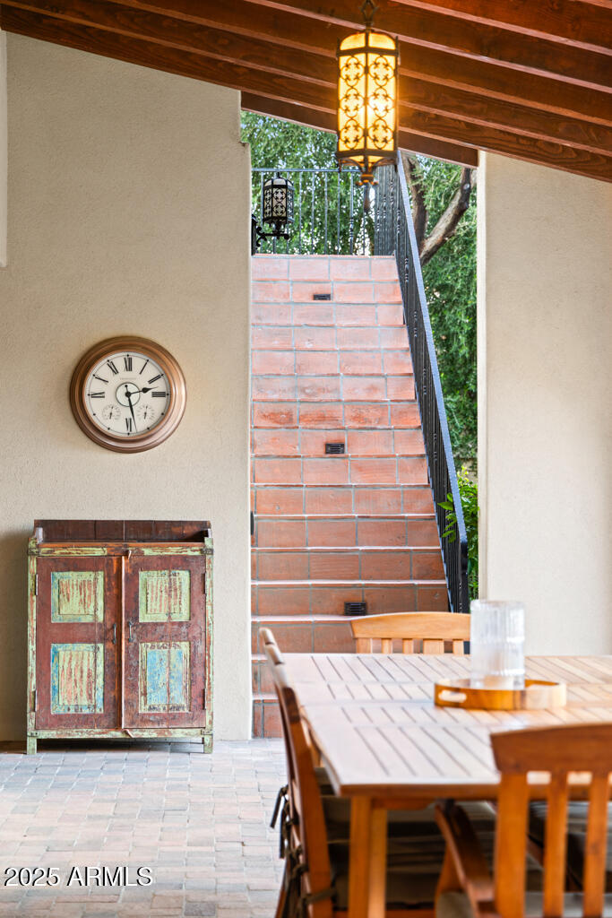 8243 N MOCKINGBIRD Lane