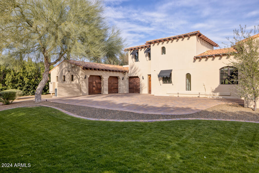 8243 N MOCKINGBIRD Lane