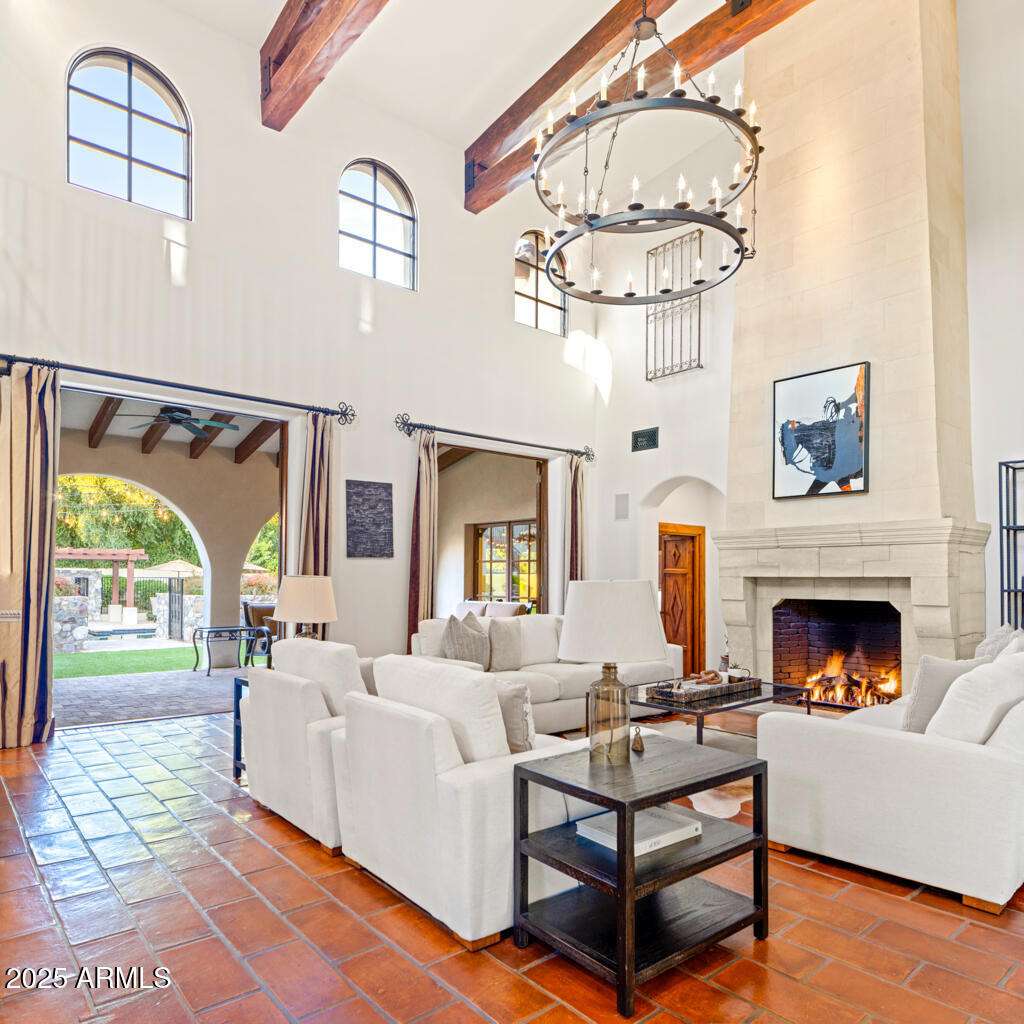 8243 N MOCKINGBIRD Lane