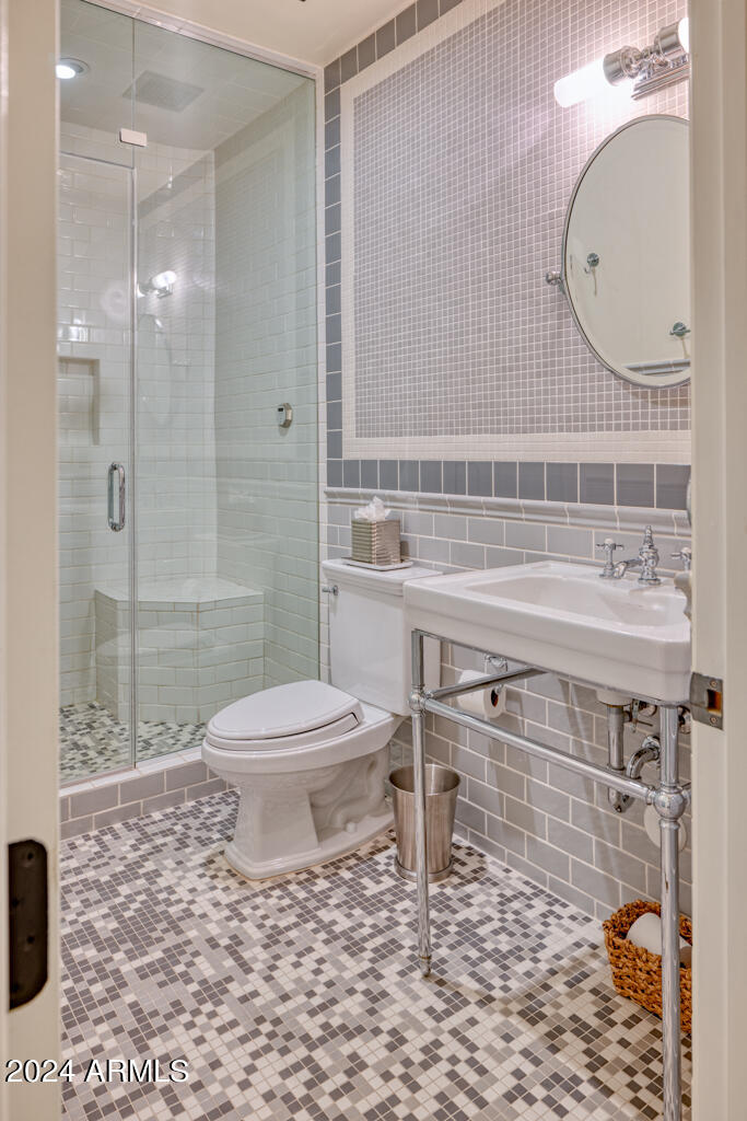 8243 N MOCKINGBIRD Lane