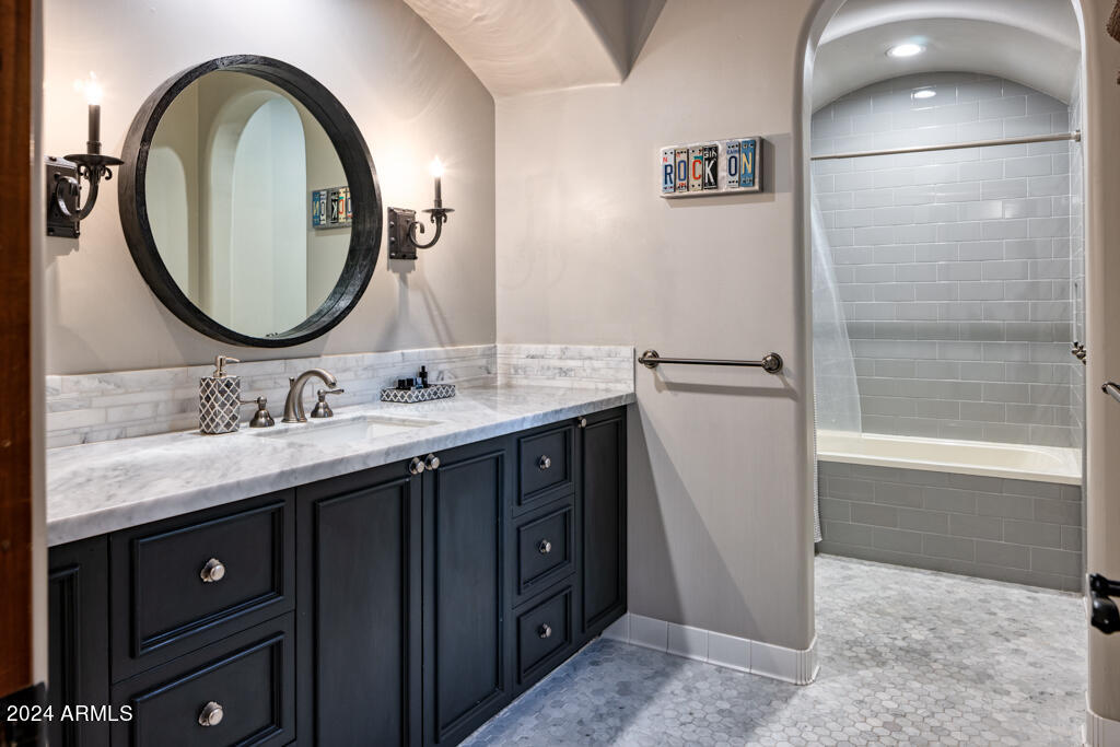 8243 N MOCKINGBIRD Lane