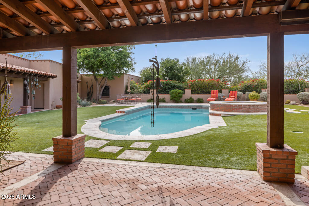 5102 N SADDLE ROCK Lane