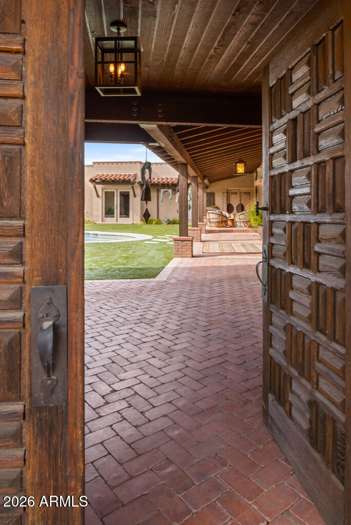 5102 N SADDLE ROCK Lane