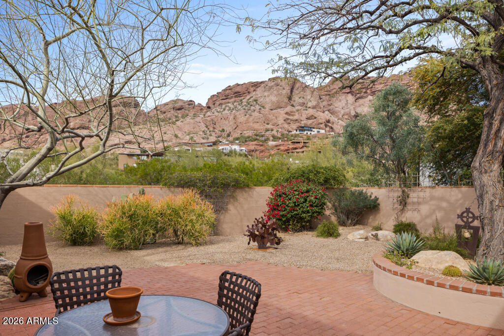 5102 N SADDLE ROCK Lane