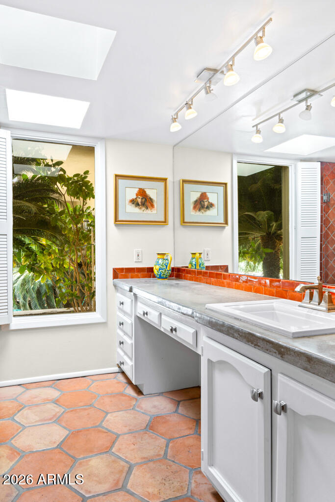 5434 E Lincoln Drive 72