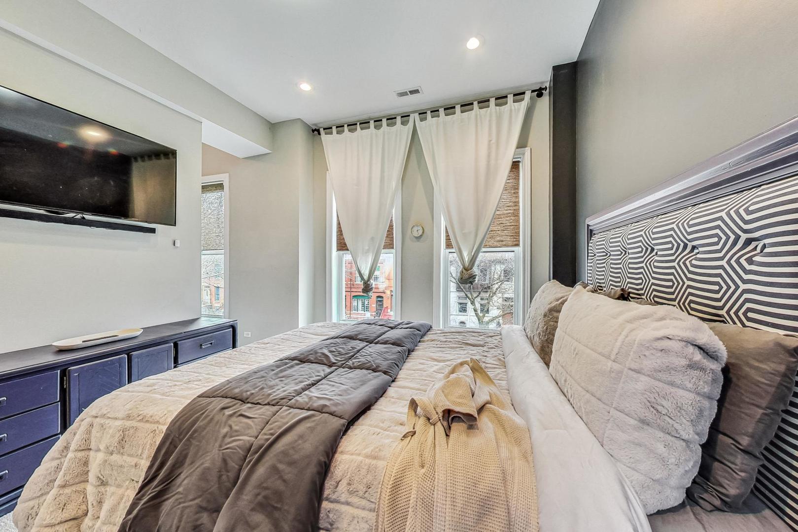 3442 S Prairie Avenue