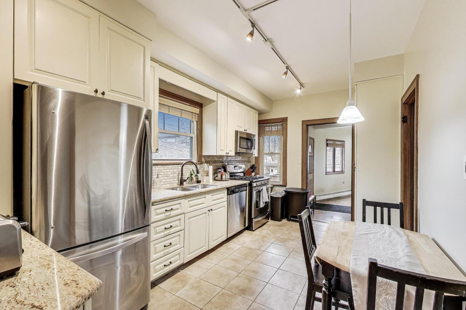 2253 W 110th Place