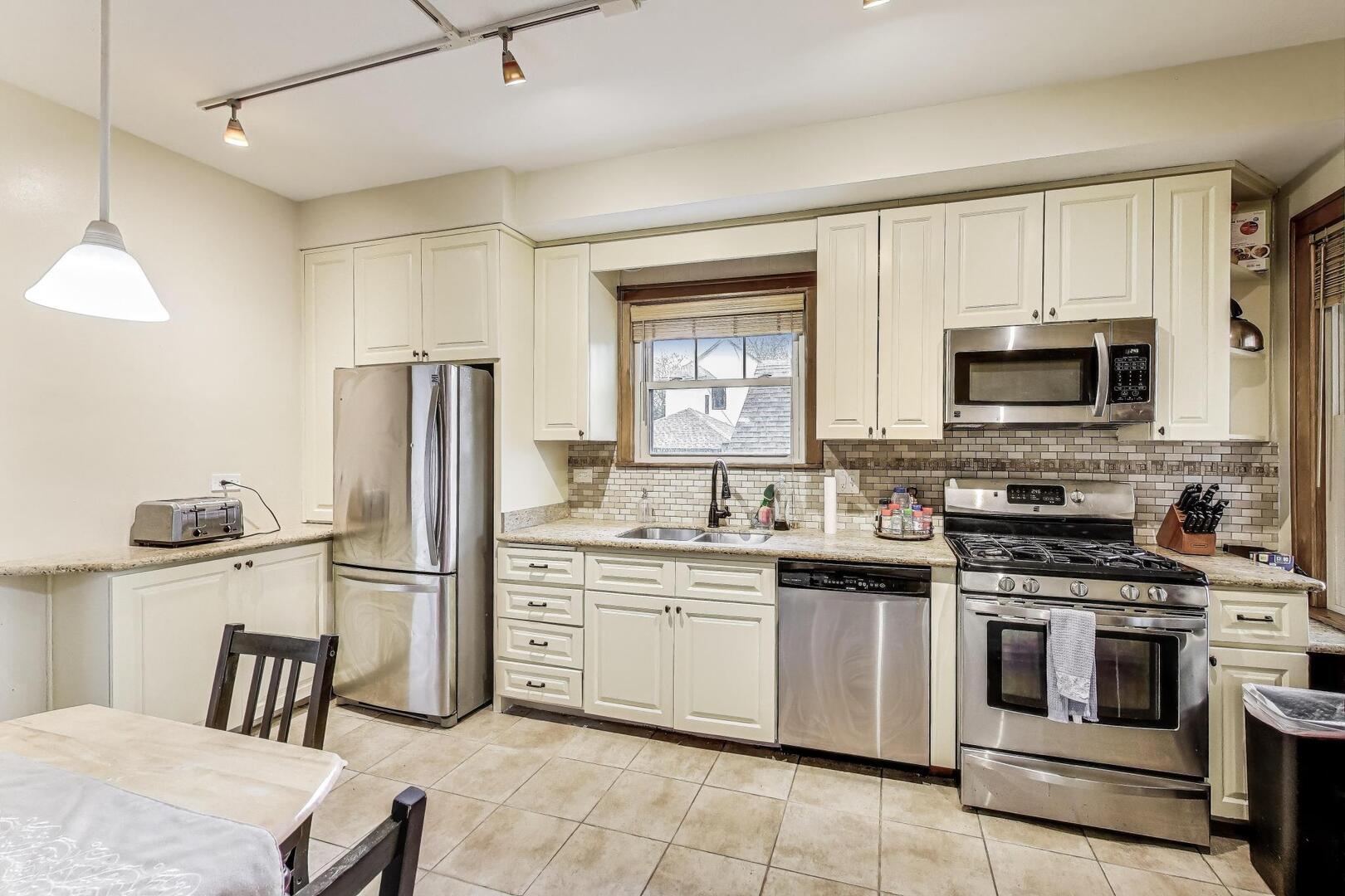 2253 W 110th Place