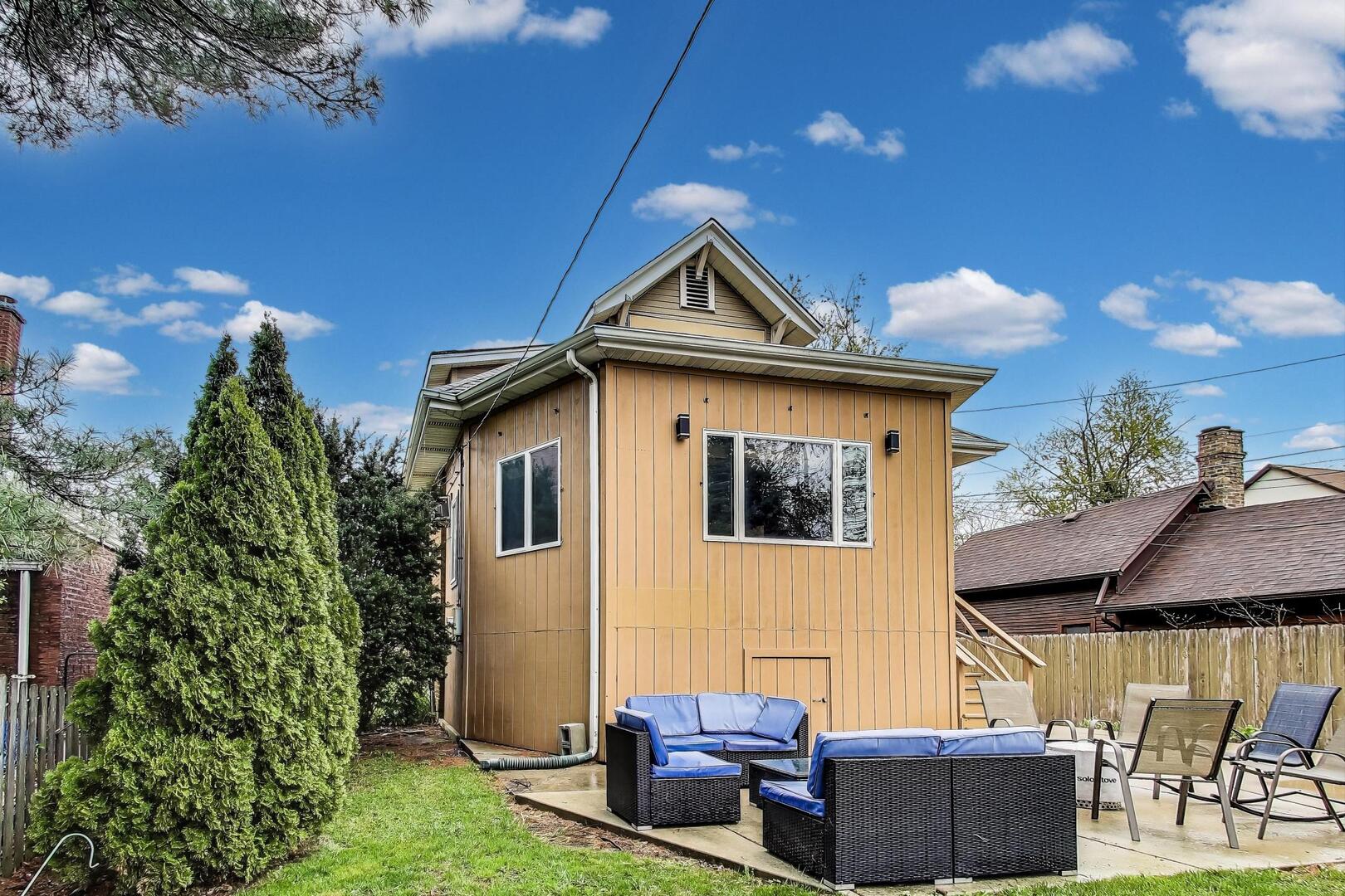 2253 W 110th Place