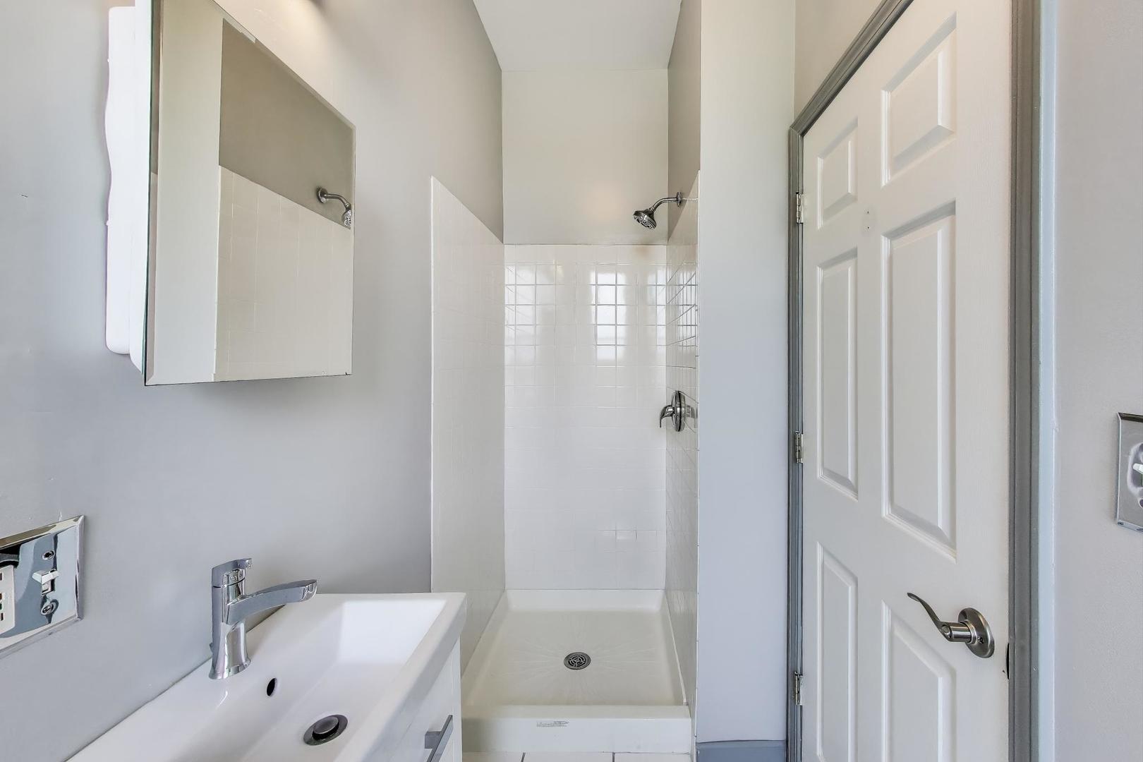 737 E 50th Street Unit: 4
