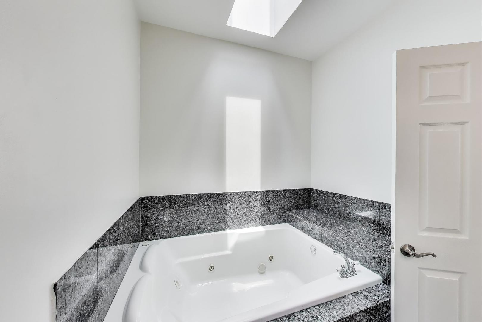 737 E 50th Street Unit: 4