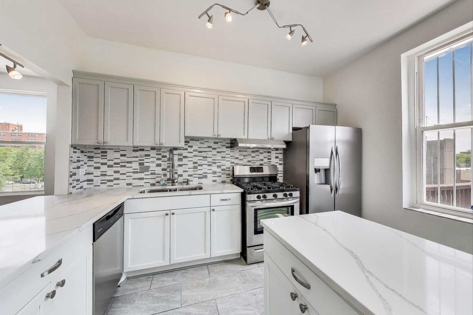 737 E 50th Street Unit: 4