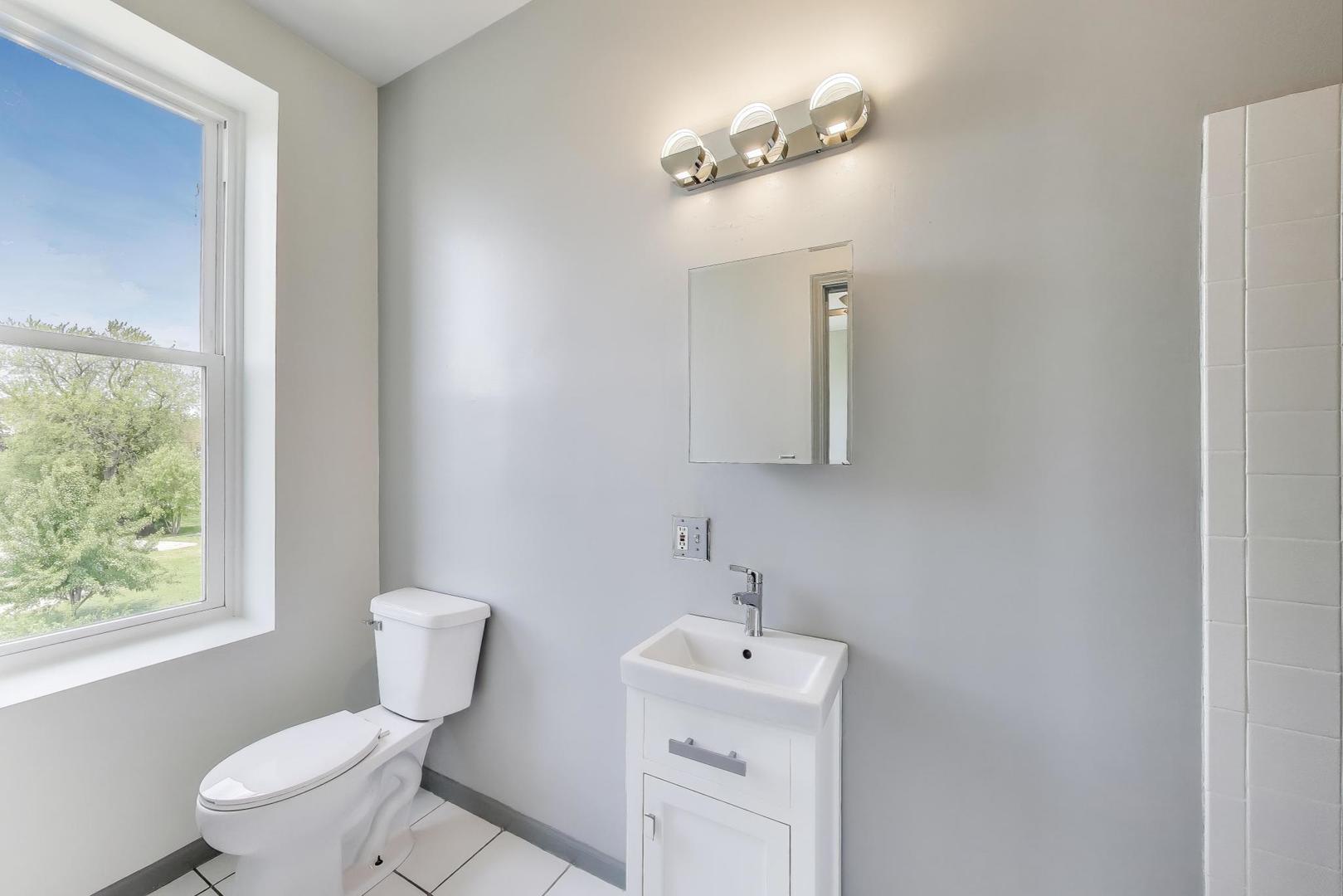 737 E 50th Street Unit: 4