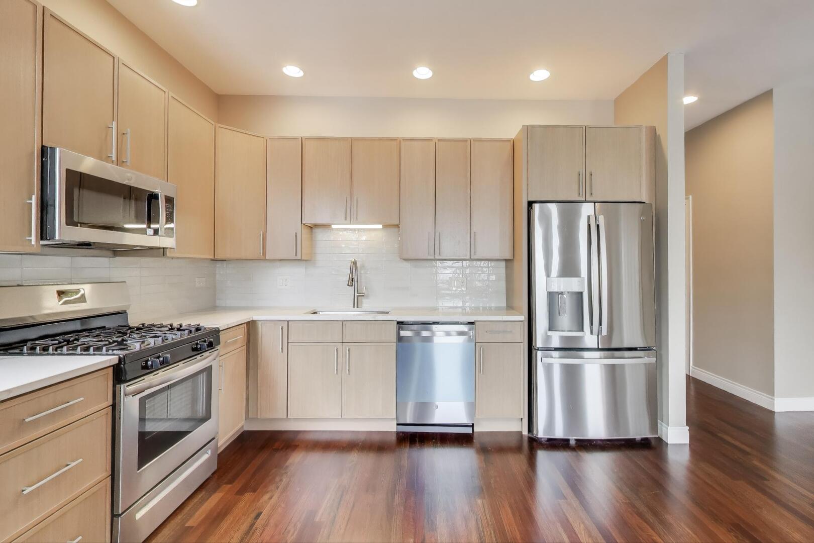 6320 S Greenwood Avenue Unit: 3