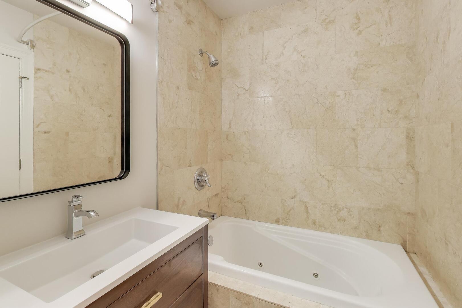 6320 S Greenwood Avenue Unit: 3