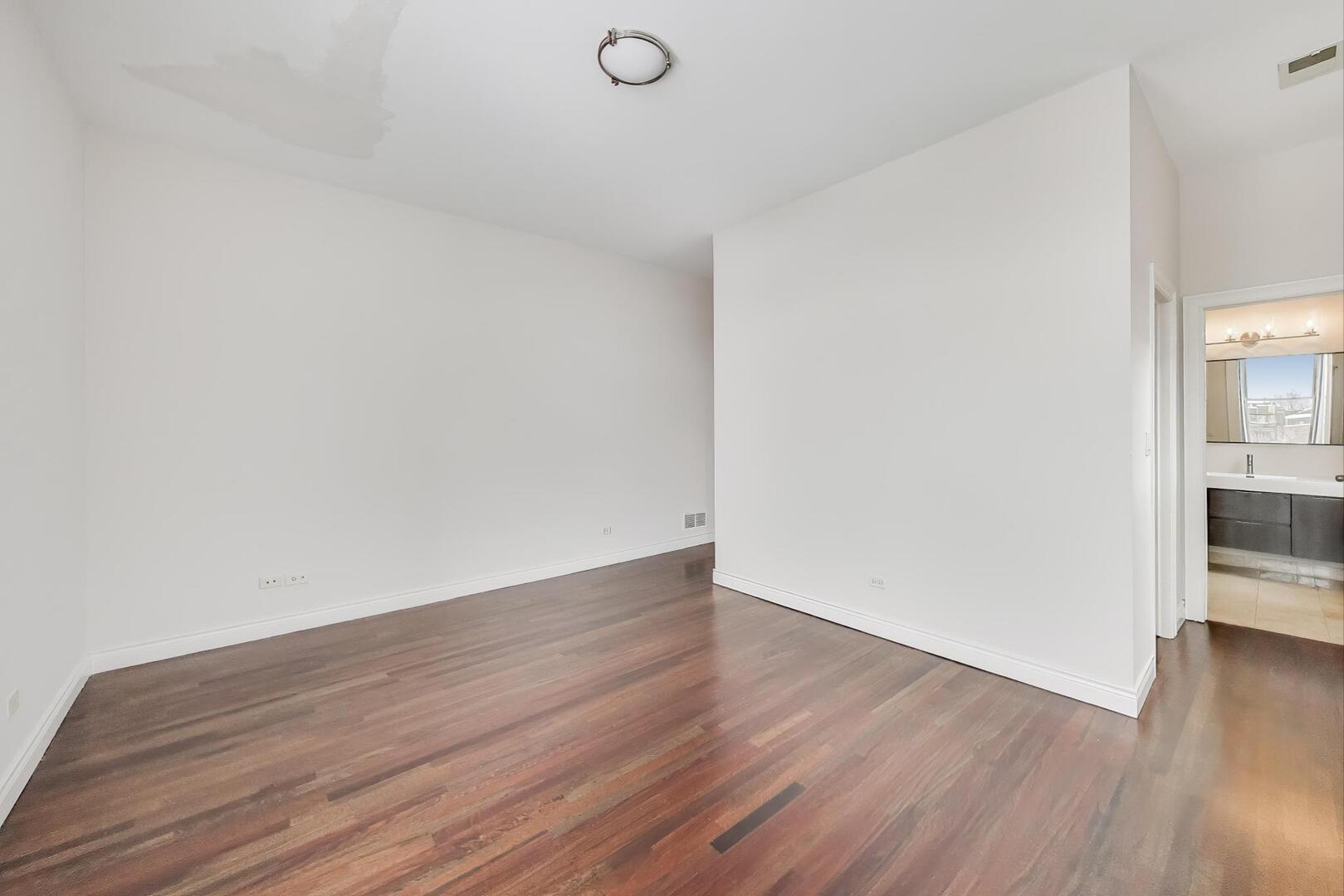 6320 S Greenwood Avenue Unit: 3