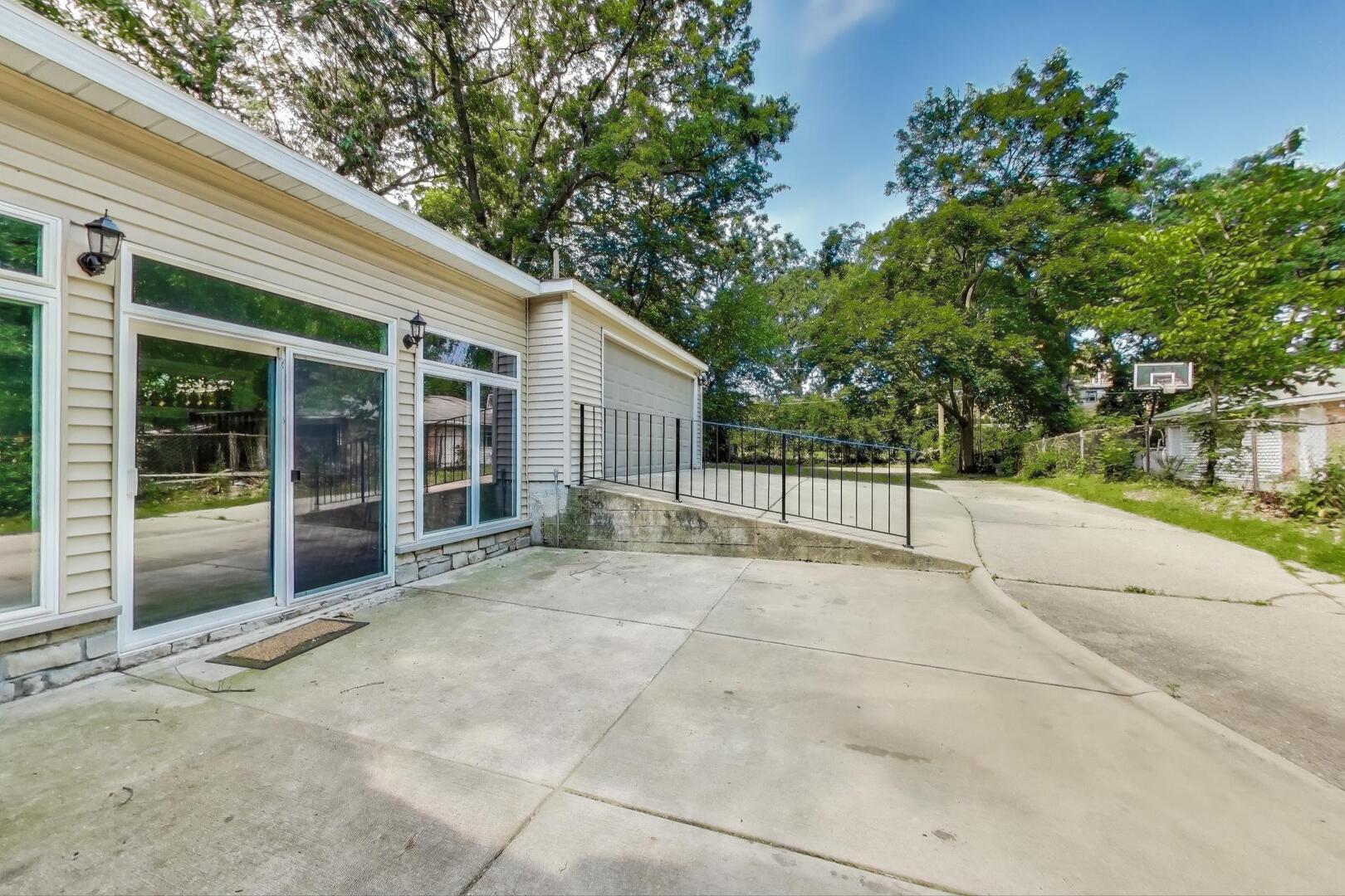 9340 S Vanderpoel Avenue