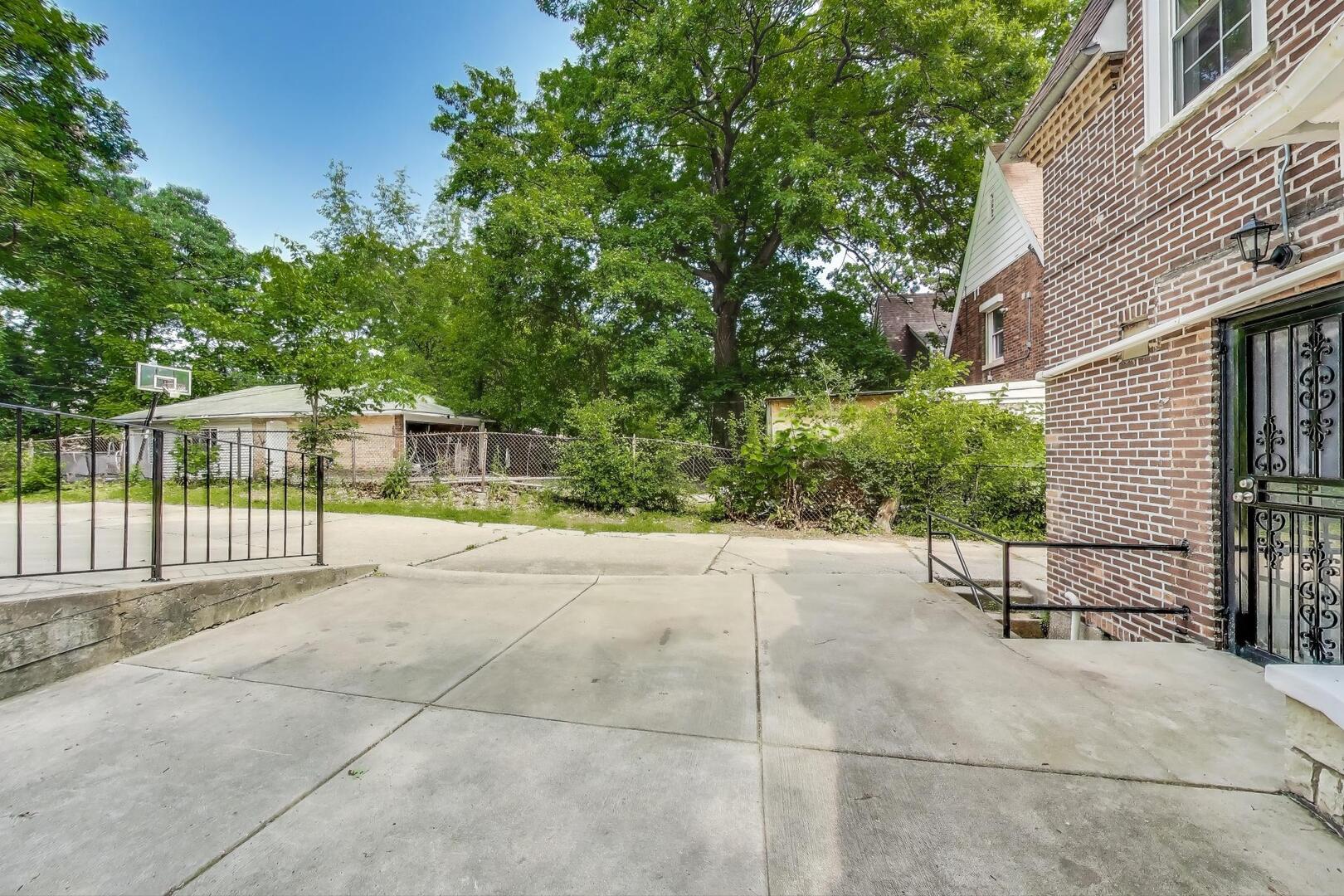 9340 S Vanderpoel Avenue