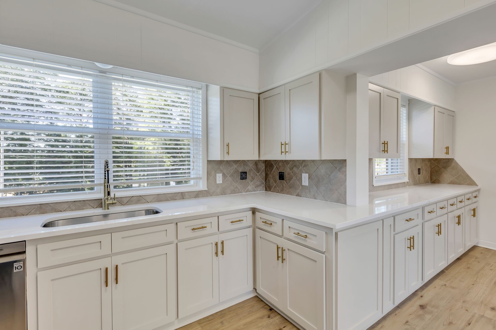 103 Skyview Ter