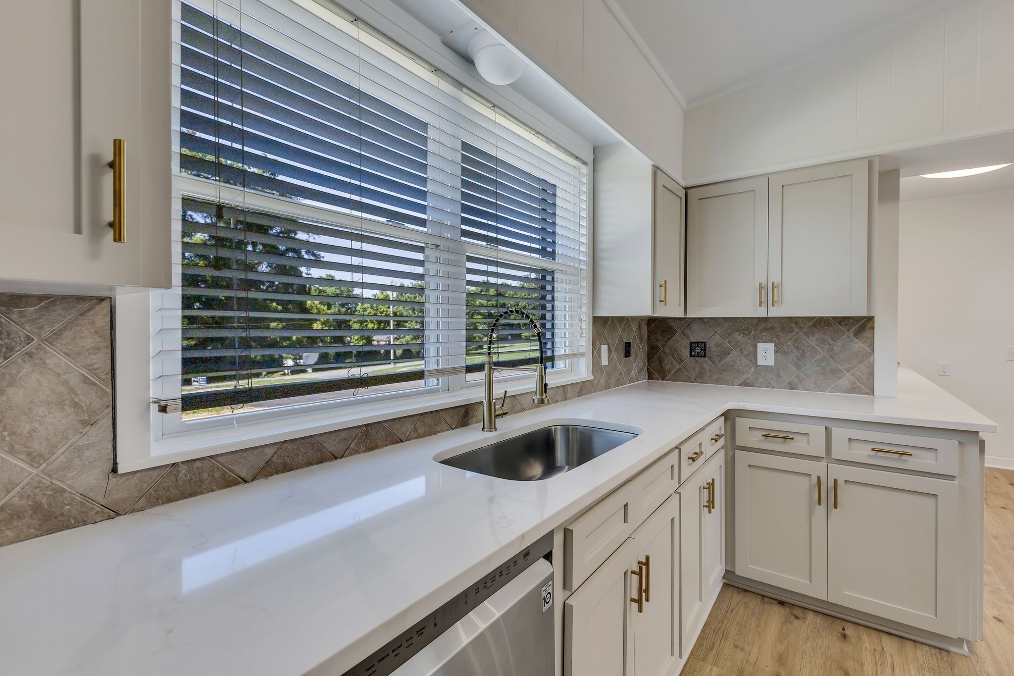 103 Skyview Ter