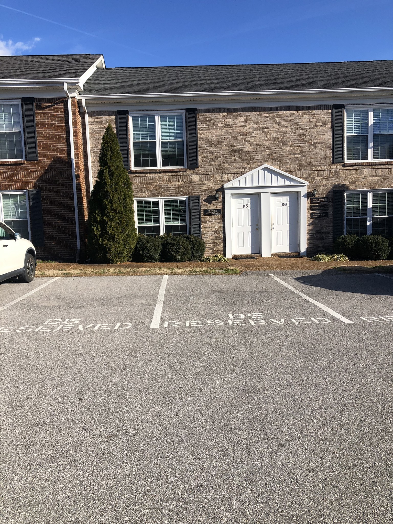 109 Holiday Ct