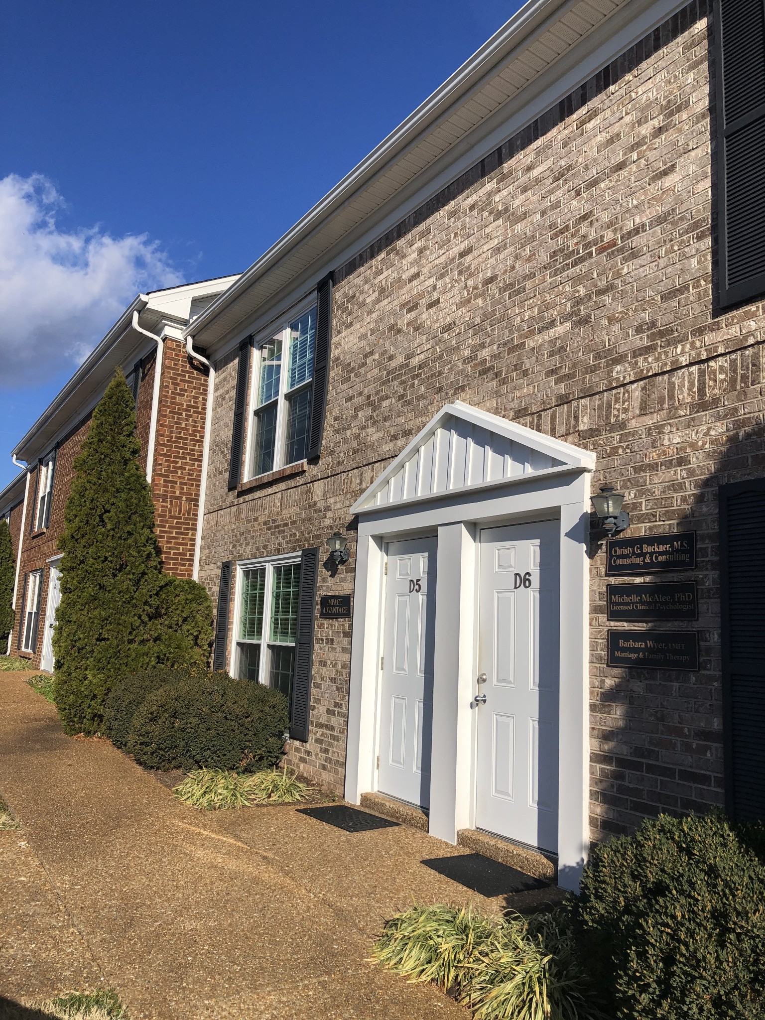 109 Holiday Ct