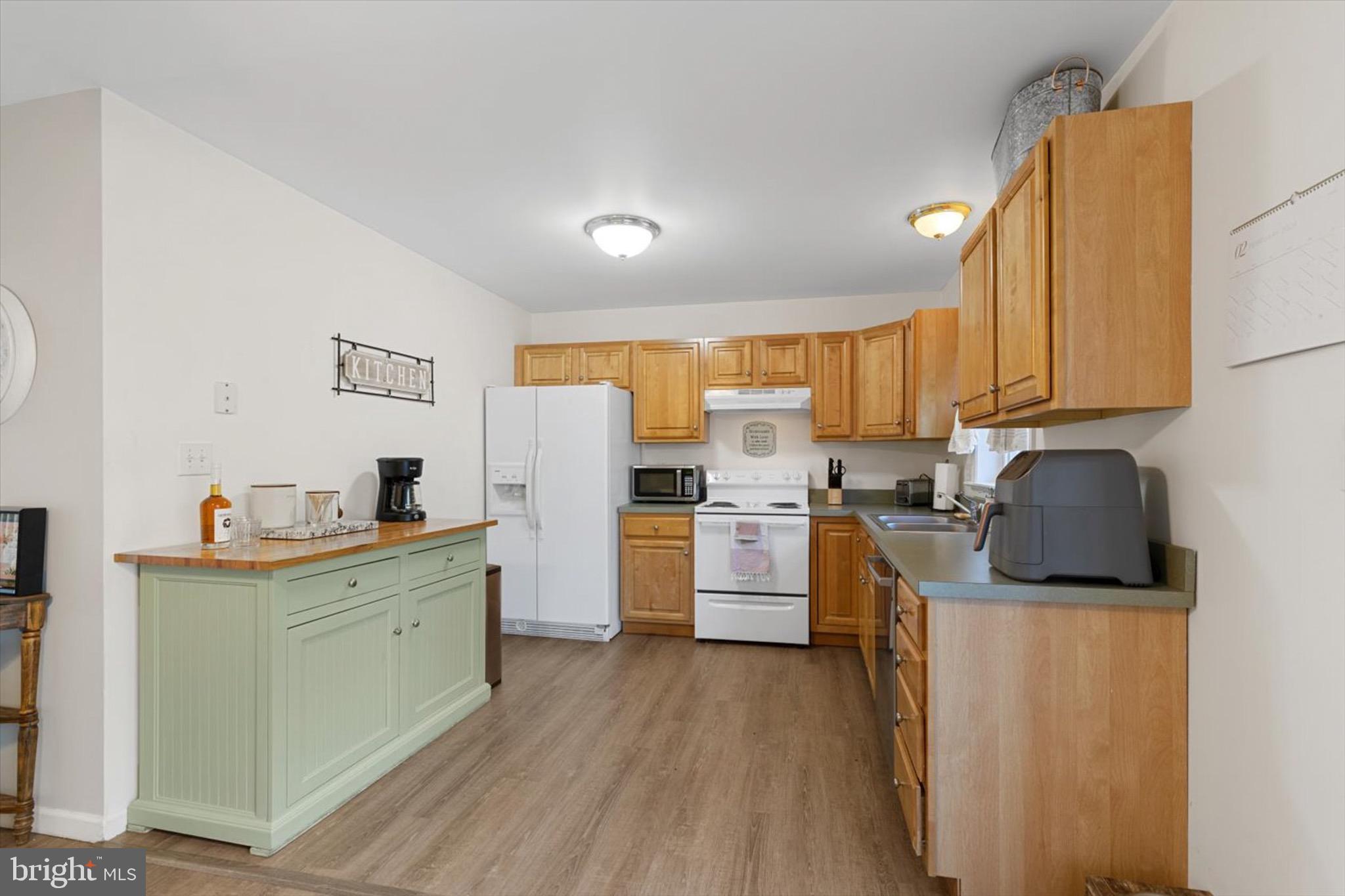739 KNOLL DRIVE