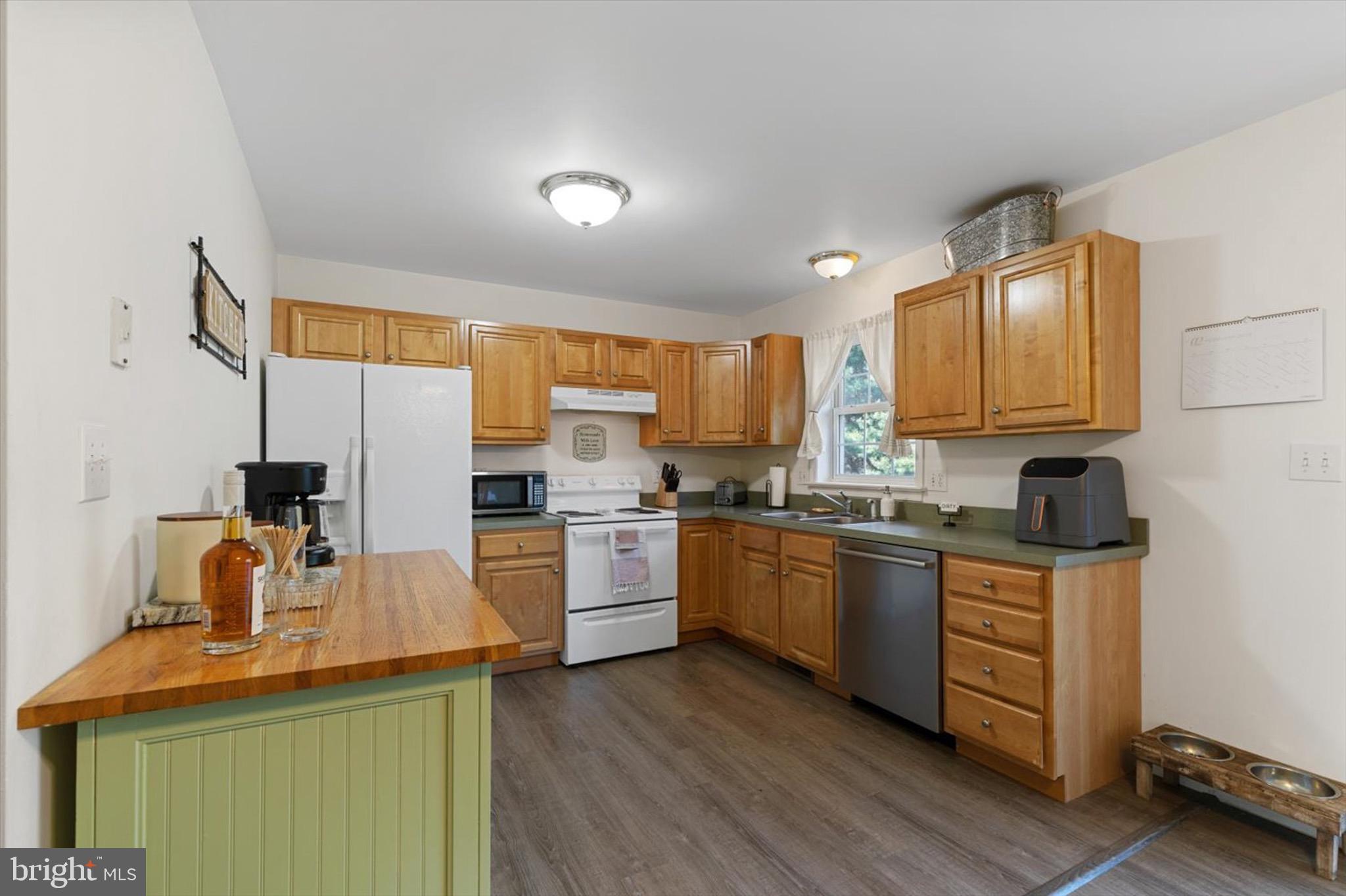 739 KNOLL DRIVE