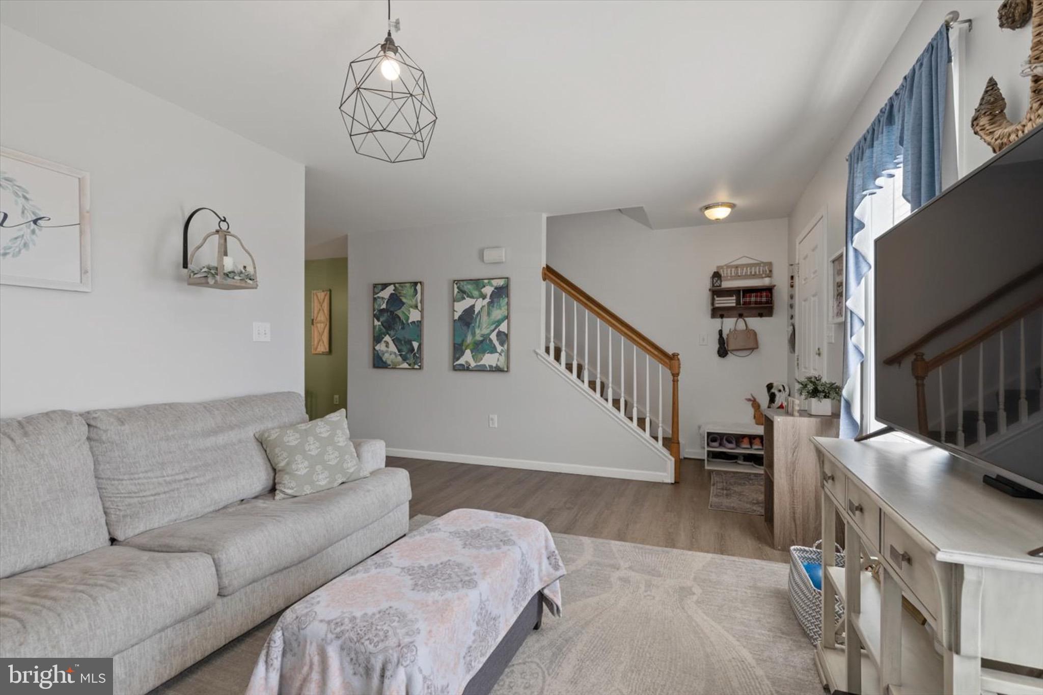 739 KNOLL DRIVE