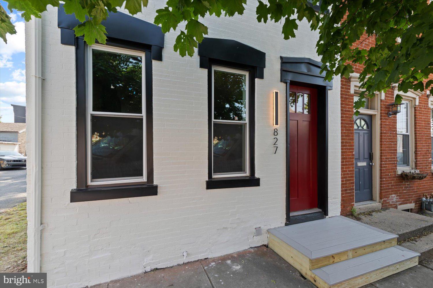 827 QUEEN ST N