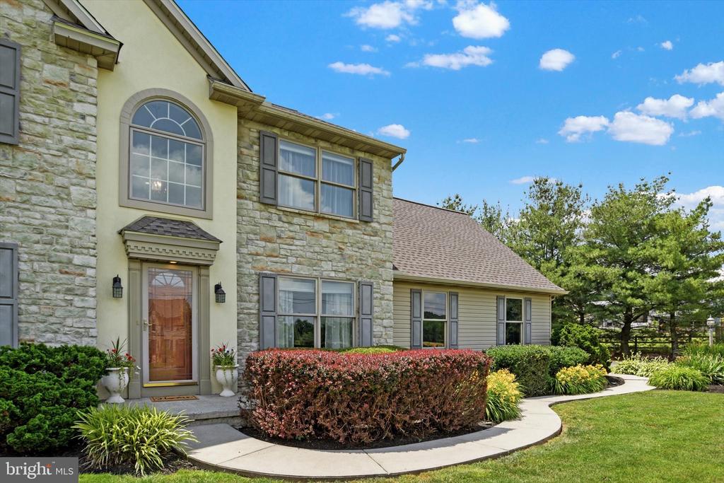 284 TRAIL ROAD N