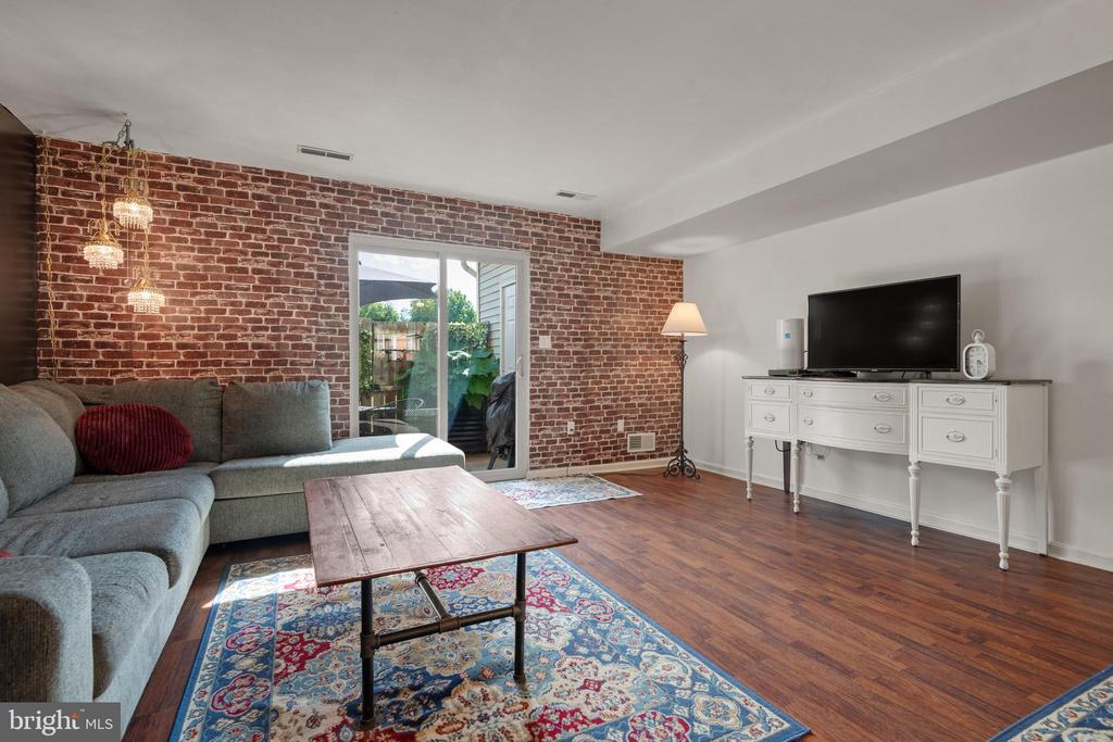 341 MEETINGHOUSE LANE