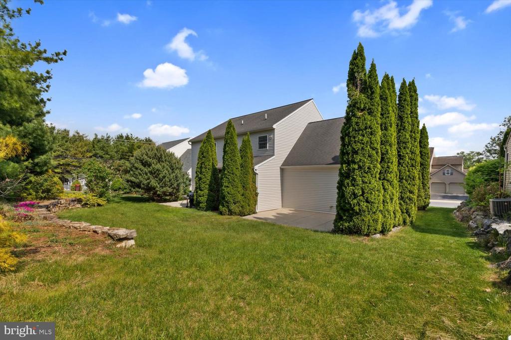 605 ROSEWOOD CIRCLE