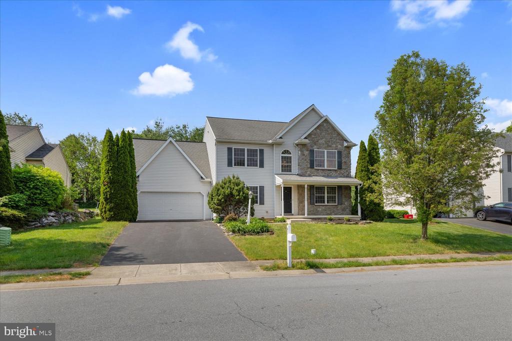 605 ROSEWOOD CIRCLE