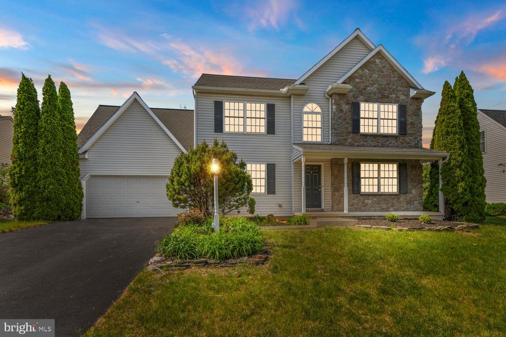 605 ROSEWOOD CIRCLE