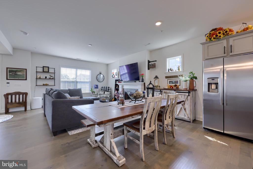 2454 ARTESIAN WAY