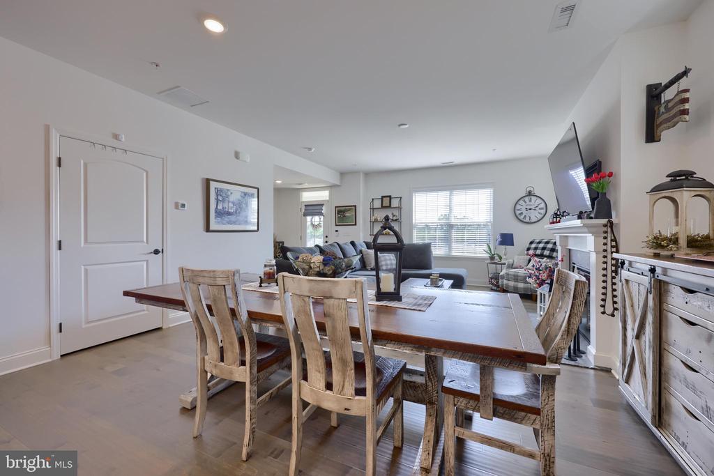 2454 ARTESIAN WAY