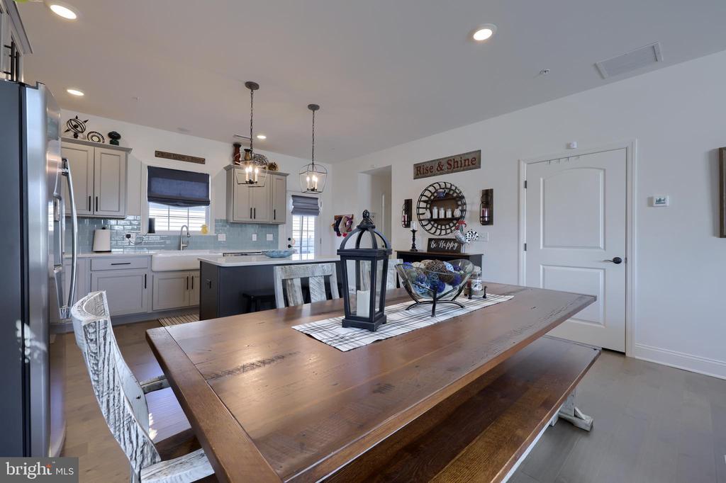 2454 ARTESIAN WAY