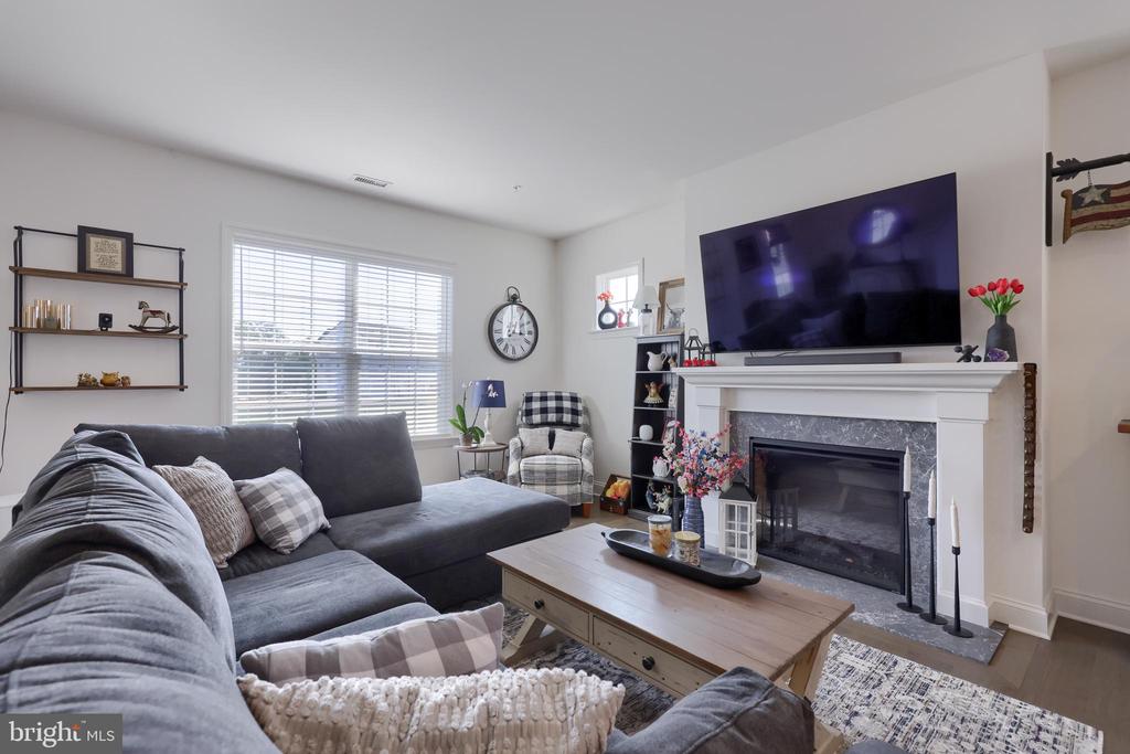 2454 ARTESIAN WAY