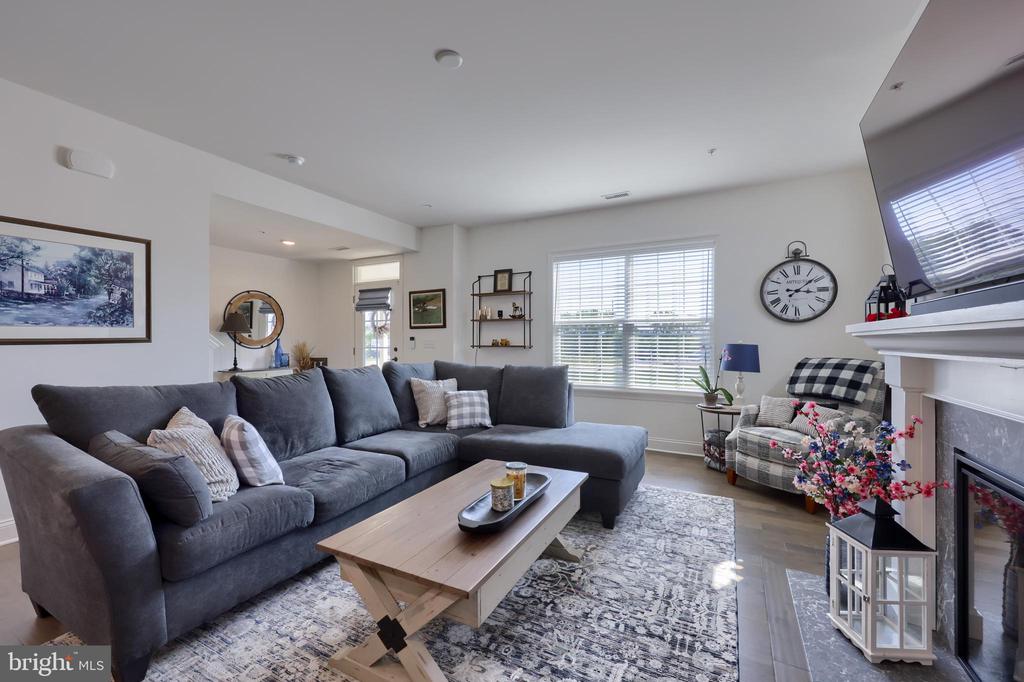 2454 ARTESIAN WAY