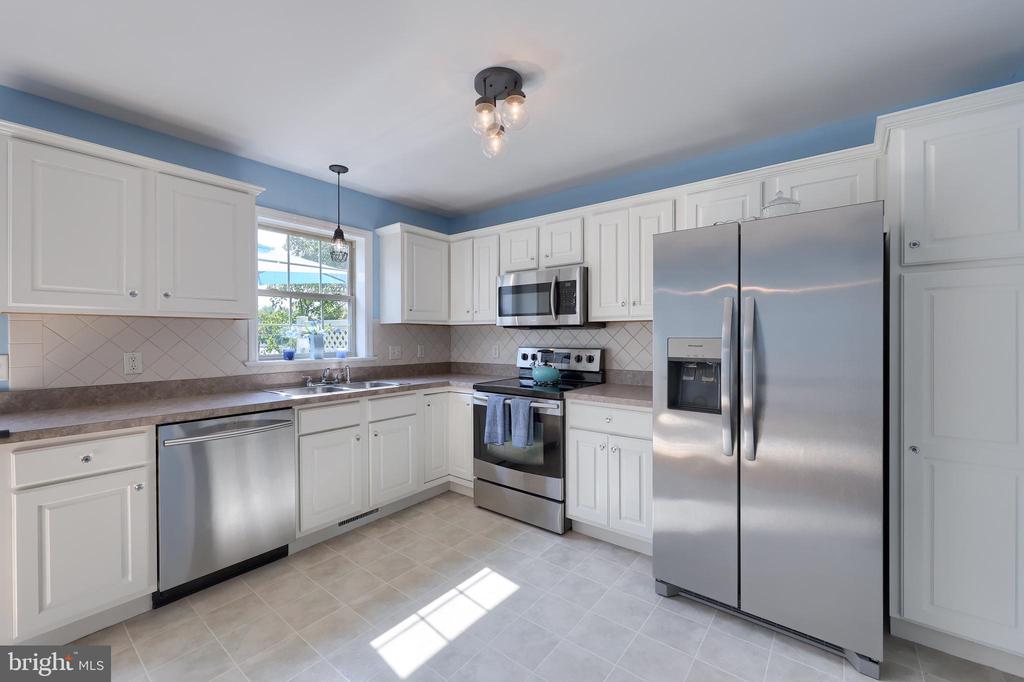 714 ROYAL VIEW DRIVE
