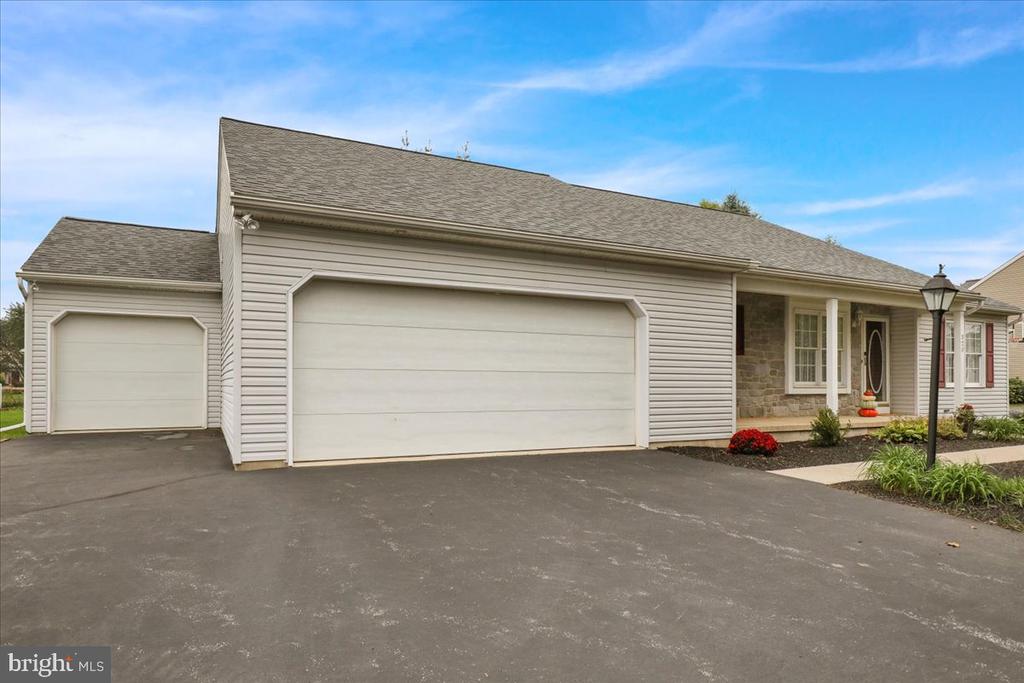 320 ROYAL HUNT WAY